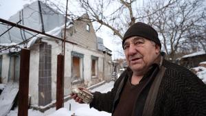Exprofesor en zona de conflicto en Ucrania teme por la guerra, pero se niega a abandonar su casa