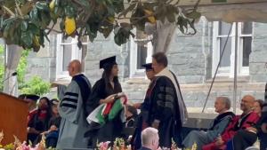 یک دانشجوی فلسطینی از دست دادن به وزیر خارجه امریکا، خودداری کرد