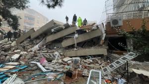 تورکیه-ده زلز‌له نتیجه‌سینده هلاک اولان‌لارین سایی 2921 نفره چاتیب