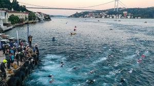 استنبول میں بین الا براعظمی تیراکی کا ہیجان شروع