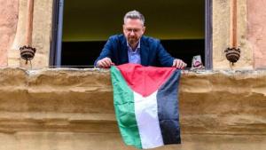 نصب پرچم فلسطین در ساختمان شهرداری بولونیا در ایتالیا