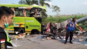 تصادف اتوبوس حامل گردشگران با تابلوی تبلیغاتی در اندونزی