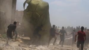 加沙再次发生空投事故  许多人伤亡