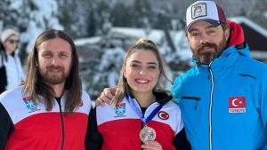 土耳其高山滑雪运动员在国际滑雪联盟杯大赛中获得铜牌