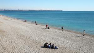 Turquie : Les touristes profitent de la mer à Antalya en cette saison hivernale