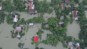 Над 60 жертви на наводненията в Бангладеш...