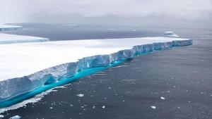بزرگترین کوه یخ جهان حرکت کرد