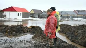 哈萨克斯坦融化的雪水溢出村庄 致两千多人被疏散