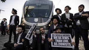 Israele, gli ebrei ultraortodossi haredim protestano contro il servizio militare di leva