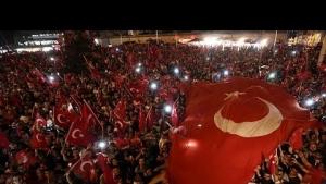 土耳其人民继续在各大广场参与“民主执勤”