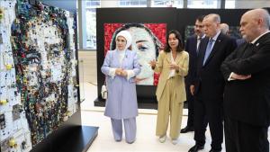 La coppia Erdogan visita la mostra con le opere realizzati con i rifiuti aperta