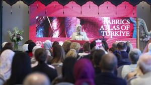 Primera dama de Türkiye presenta el textil de Anatolia en la Casa Turca en Nueva York