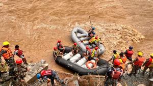 Dois autocarros caíram ao rio no Nepal: 62 desaparecidos