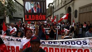 La Policía detiene al presidente del Perú tras disolver el Congreso