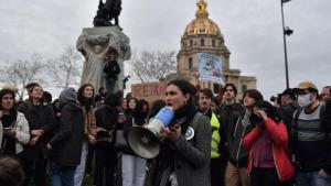 法国各地抗议养老金改革示威游行持续发酵