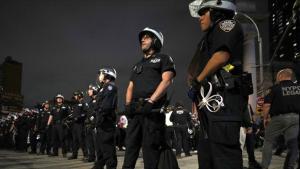 纽约警方粗暴干预巴勒斯坦支持者抗议活动 一名抗议者“失去了知觉”