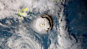 Tsunamis generados por la erupción volcánica submarina en Tonga provocan alertas en el Pacífico