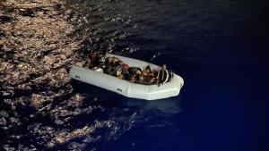 一艘移民船在突尼斯海岸倾覆