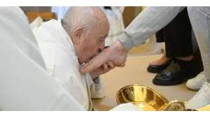 Папа Франциск изми и целуна краката на 12 затворнички