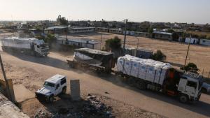 百辆载有人道主义援助物资的卡车进入加沙