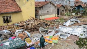 33 de oameni au fost răniți după o tornadă devastatoare în Indonezia