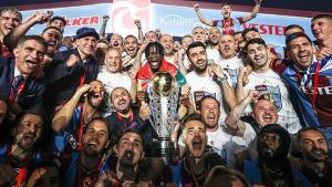 Trabzonspor recibe el trofeo de esta temporada de la Superliga