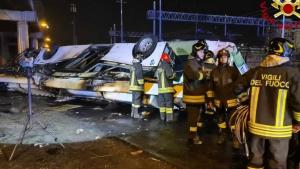 意大利一大巴车坠下立交桥   21人丧生