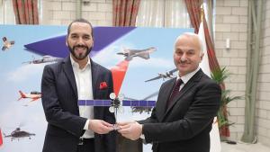 Bukele visita las instalaciones de la Industria Aeroespacial de Turquía en Ankara