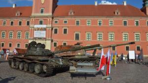 Във Варшава бяха изложени унищожени в Украйна руски танк и гаубица...