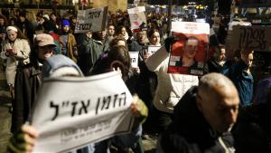 以色列囚犯亲属在内塔尼亚胡官邸前举行抗议