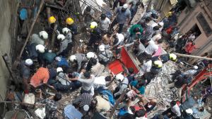 تلاش ها برای نجات مدفون شدگان زیر آوار در هندوستان