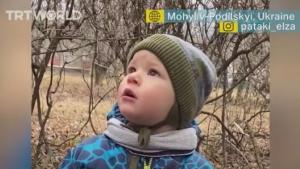 El niño ucraniano quiso esconderse después de escuchar una sirena que mostraba un ataque aéreo