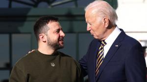 Biden si scusa con Zelensky per ritardi nella consegna di aiuti militari