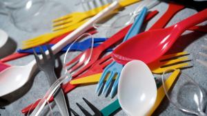 Angliyada ber tapqır qullanıluçı plastik êşlänmälär tıyıldı