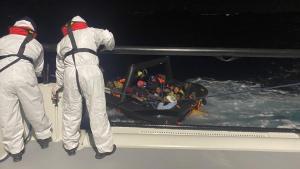Izmir – Shpëtohen 15 emigrantë të parregullt në një gomone