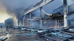 Ζελένσκι: Oι ρωσικές δυνάμεις έπληξαν εμπορικό κέντρο στην Κρεμεντσούκ