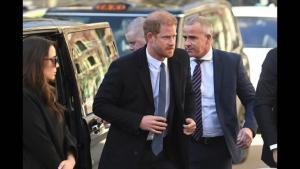 شاهزاده هری برای شرکت در جلسه رسیدگی به پرونده استراق سمع و نقض حریم خصوص، در لندن است