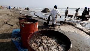 Un derrame de petróleo en el mar contamina reservas naturales en Perú