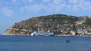 207 métir uzunluqtiki sayahet paraxoti alanya portigha lengger tashlidi