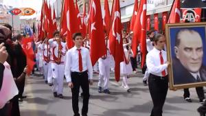 El desfile del Festival Internacional de Los Niños del 23 de Abril