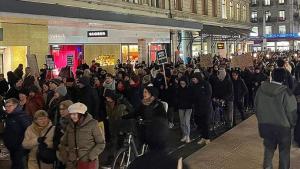 Protesto na Suíça pelo suicídio de migrante afegão após decisão de deportação