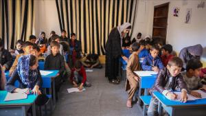 معلمان زن فداکار درافغانستان به نوجوانان کارگر به ویژه دختران درش میدهند