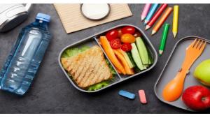 Crisis alimentaria en Reino Unido: niños escolares comen gomas de borrar por hambre