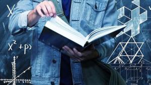 ایکی یاشیندا اوُقیماغی اؤوره‌نن قیزجاغاز گینس کیتابینا آدینی یازدیردی