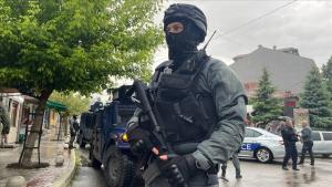 Силите на НАТО и косовската полиция патрулират в северната част на Косово...
