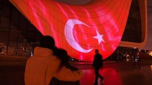 Ozarbayjondagi Haydar Aliyev markazi turk bayrog‘i ranglariga burkandi
