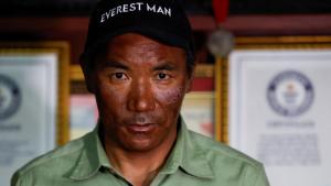 Эверестке чыккан непалдык альпинист бир айдын ичинде экинчи жолу дүйнөлүк рекордду жаңылады