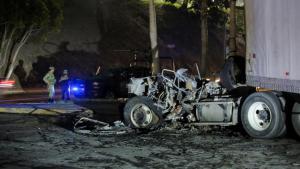 墨西哥犯罪团伙纵火焚烧10多辆车