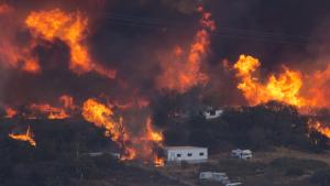 Las llamas descontroladas en California obligan la evacuación de 82.000 personas