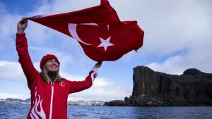 La turca Şahika Ercümen realizó un buceo especial en la Antártida